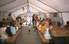 Kinderstunde im weißen Zelt