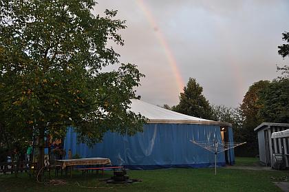 Regenbogen ber dem Kirchenzelt